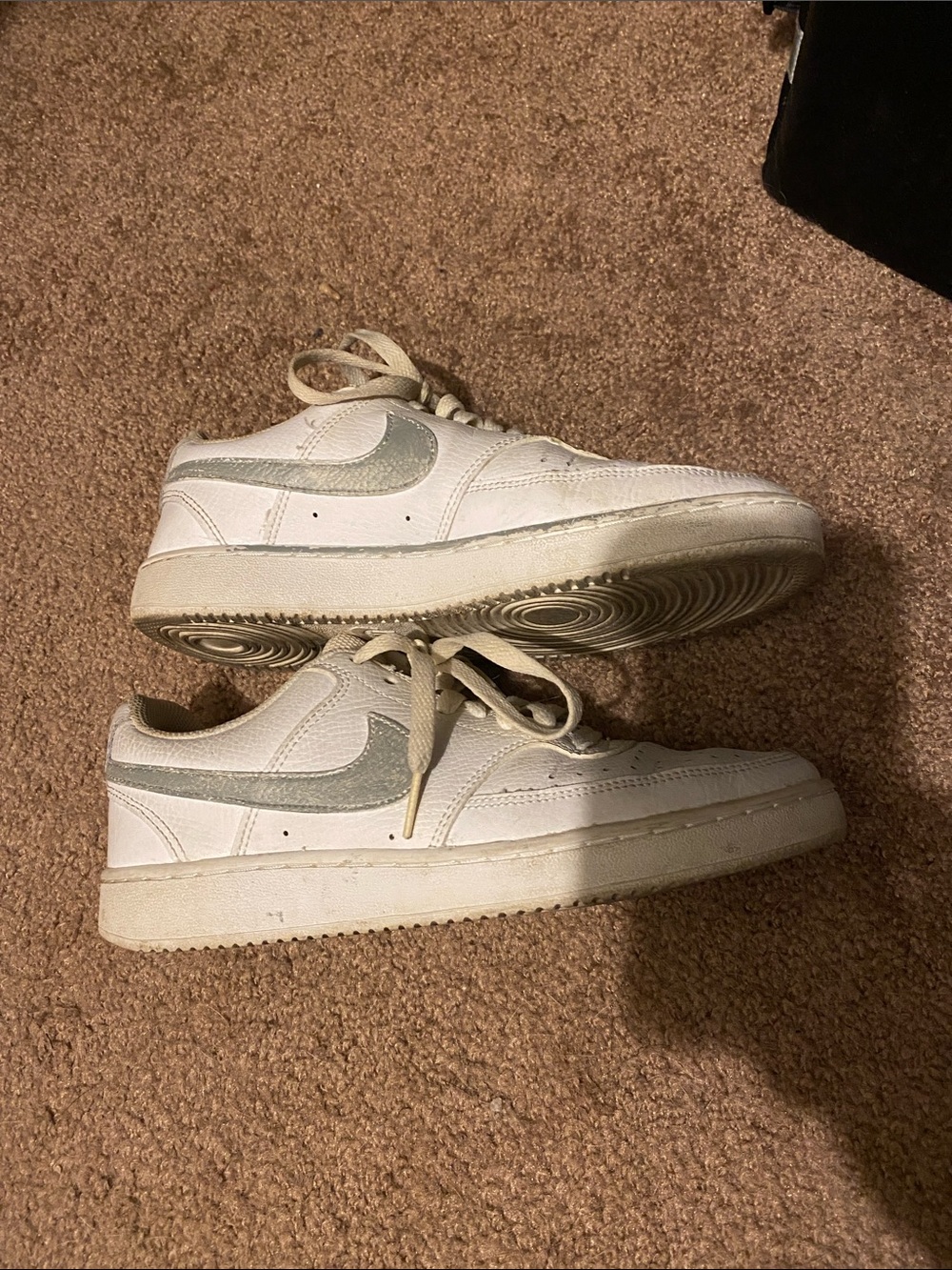 ❤️ 3 for 12.00 Nike White Low-Top Sneakers with Silver Swoosh